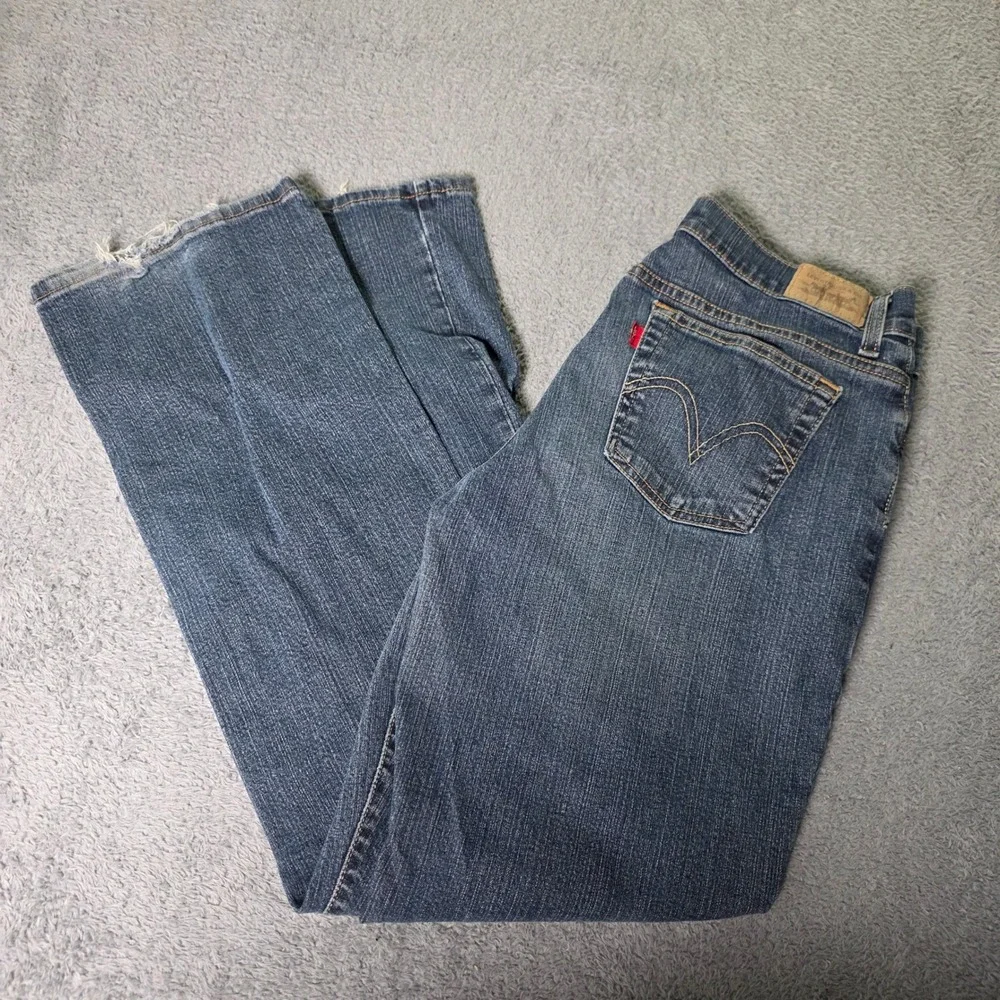 Levi's Womens 12 Medium 550 Relaxed Fit Jeans Blue Medium Wash Distressed Hem